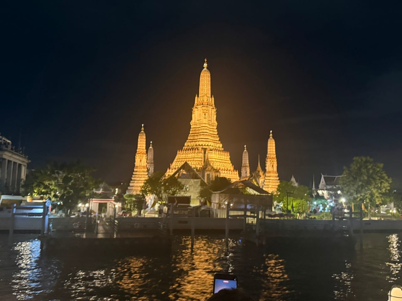 チャオプラヤー川から眺める、バンコクを代表する寺院「ワット・アルン」。