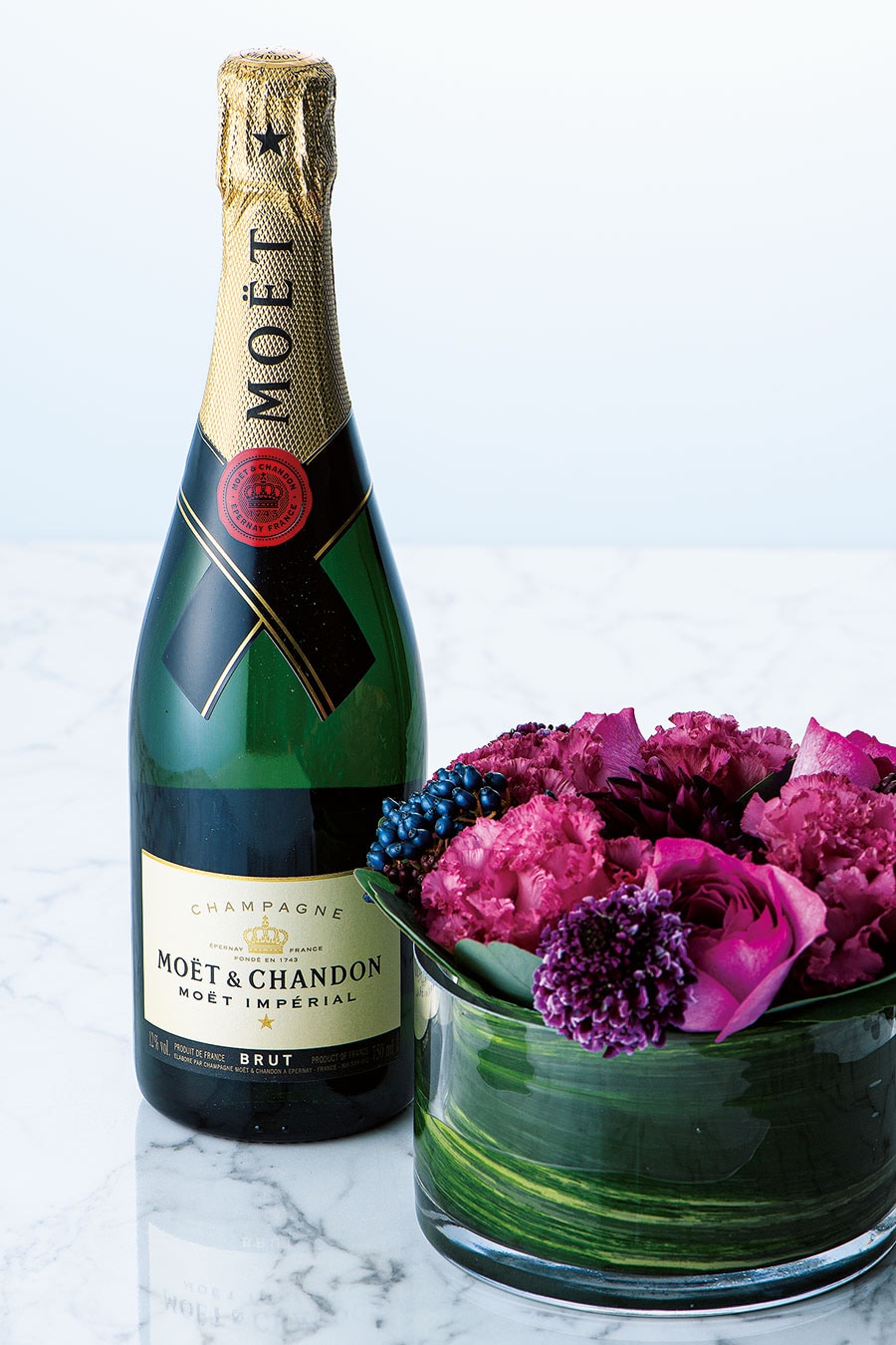 季節のフレッシュ・フラワーアレンジメント、Moët Chandon(白)フルボトル 14,850円／レフレシール キョウコフジタ