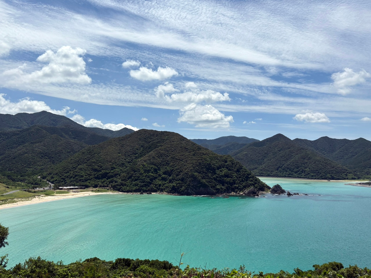 高浜海水浴場。岬の向こうに頓泊海水浴場。この時は大潮の満潮時ゆえ、ビーチ幅が狭くなっています。