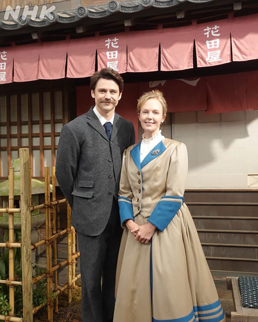 ヘブン（トミー・バストウ）とイライザ（シャーロット・ケイト・フォックス）のオフショット。「ばけばけ」公式Xより