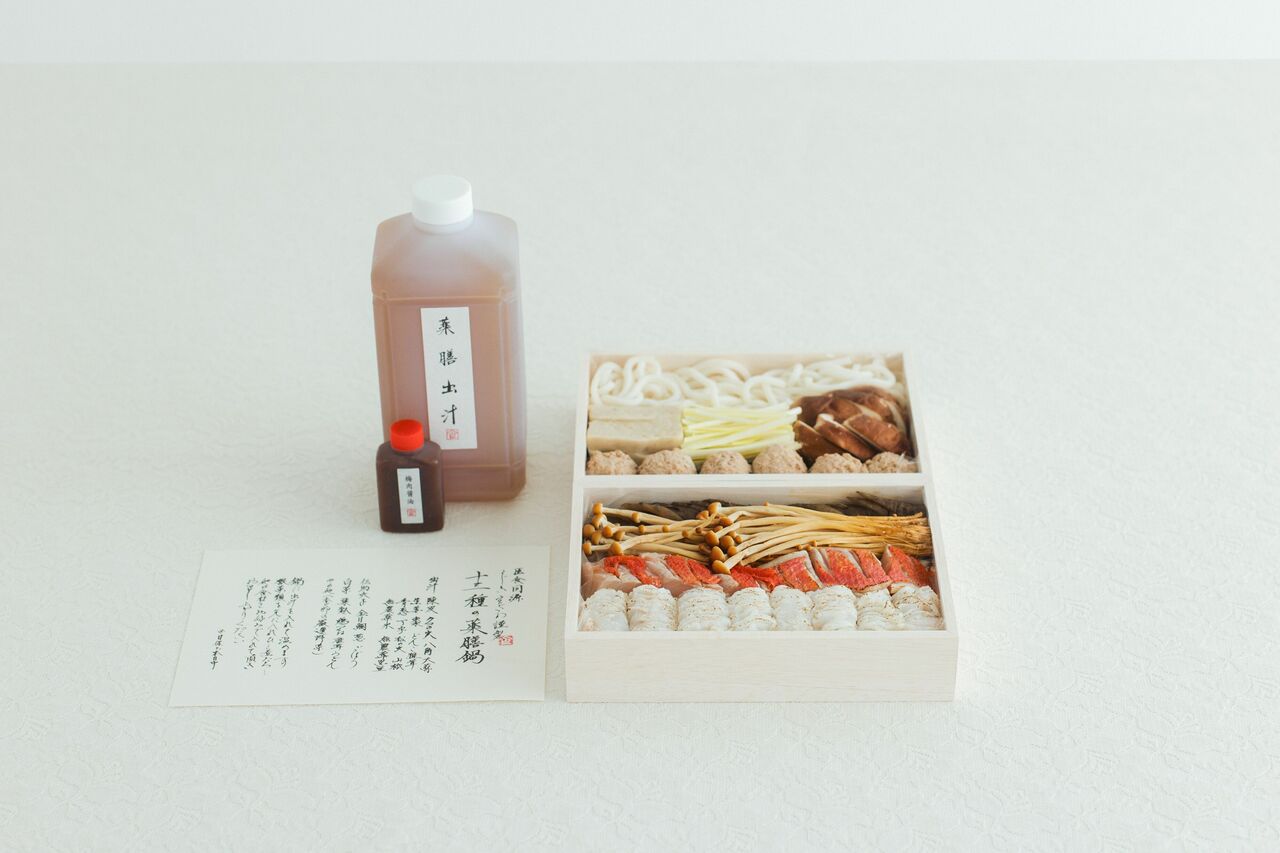 「伝助穴子と金目鯛の養生鍋」14,580円／じき宮ざわ。「薬膳だしの出しゃばりすぎない風味、その加減も絶妙で見た目にも麗しい」（平野さん）。旬の食材もたっぷり、疲れた体にしみ渡る。