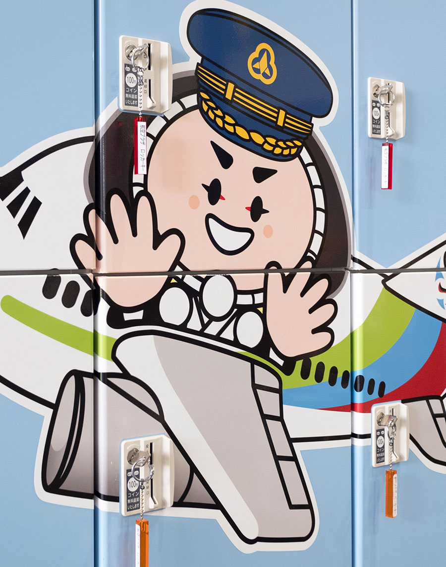 石川県立航空プラザには、パイロットになったカブッキーが描かれていたりして……「どうして小松市で歌舞伎？」。