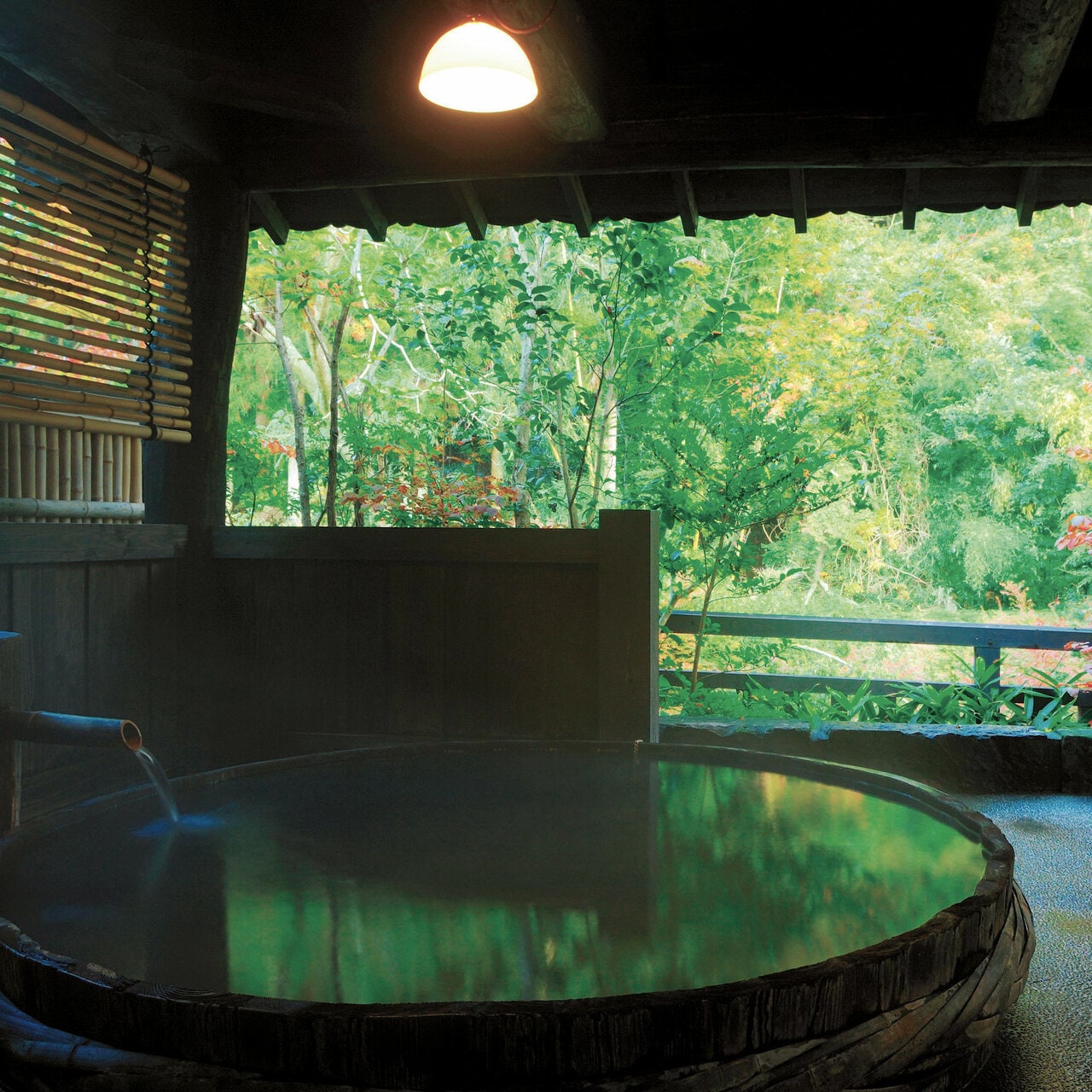 大きな桶の湯船を設えた家族露天風呂「六尺桶風呂」。