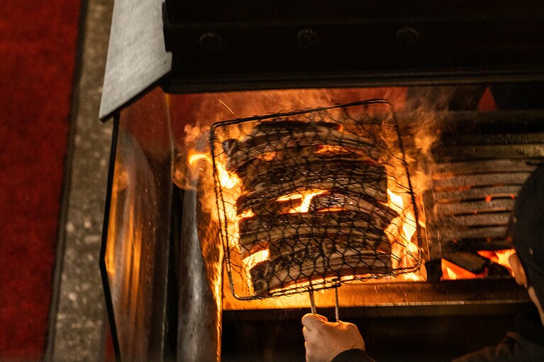 店内では藁で焼いているところを見られる。