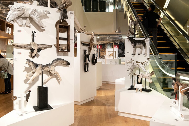 4階には動物をテーマにしたアート作品が展示されているコーナーも。写真は海や湖で拾い集めた素材を組み合わせ作品を作る山根大典氏の作品。