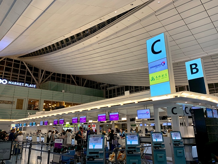 羽田空港内にあるハワイアン航空チェックインカウンター。
