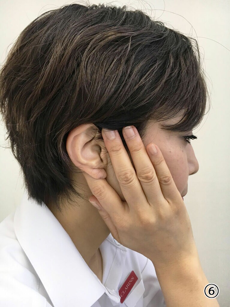 ⑥人差し指と中指で、左右の耳を挟み込み、頭の重さをすべて預けます(10秒)。