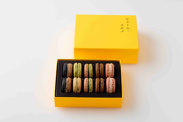 マカロン10個詰め合わせ(ローズ×2、チョコレート×2、抹茶＆ラズベリー×2、こし餡とくるみ×2、ピスタチオ、ジャスミン) 4,212円。