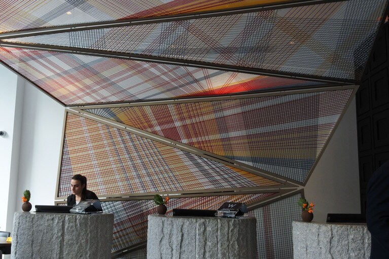 リボン・ビルディングのレセプションは火山岩を使用。