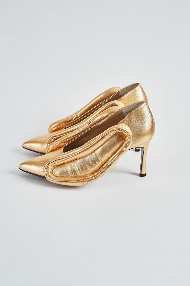“LADY” 63,900円。COLOR：GOLD　SIZE：23cm、24cm、25cm　HEEL：7cm。