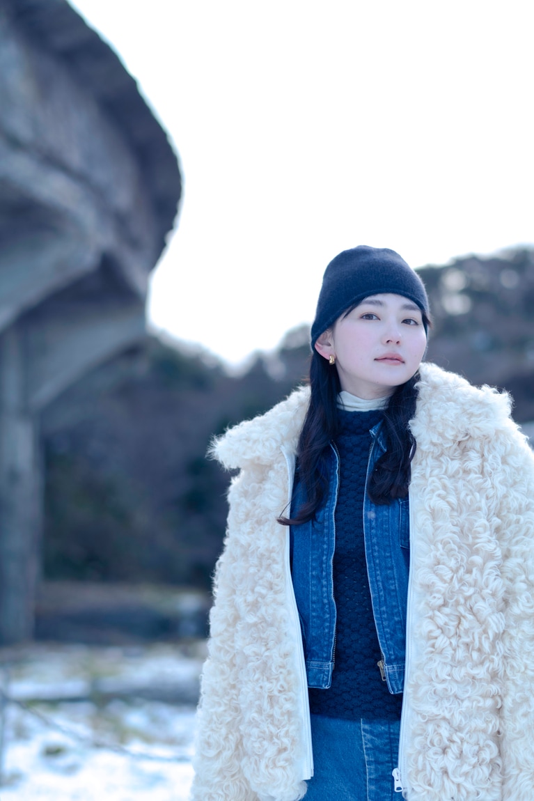 俳優・山田杏奈さんといく、世界遺産の島・佐渡島。雪景色の北沢浮遊選鉱場は神秘的な風景【通いたくなる島、佐渡】
