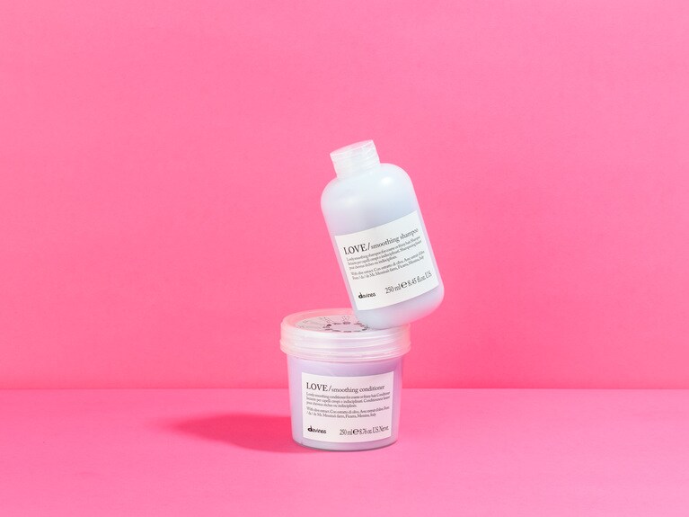 上：ダヴィネスエッセンシャル ラブ シャンプー 250mL 3,300円、下：同 コンディショナー 250mL 3,740円／ともにコンフォートジャパン