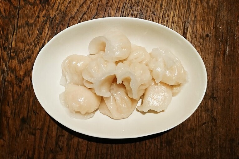 つるんとうまい！　やみつき海老餃子 10個入り 499円。