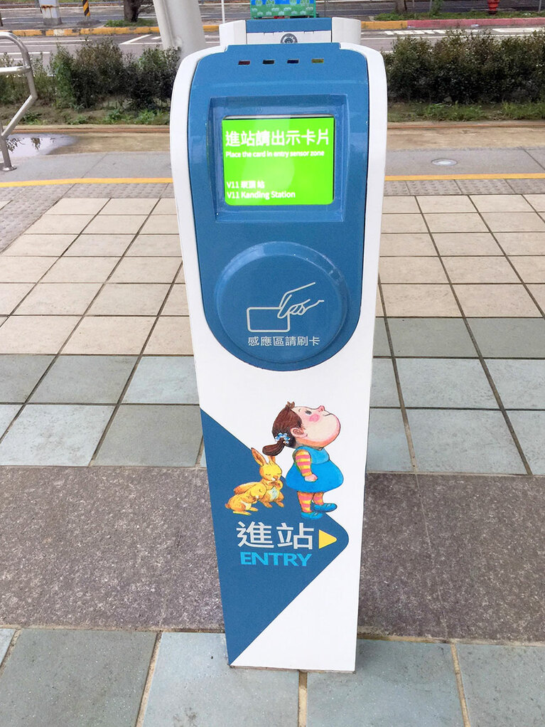 悠遊卡等のICカードを利用の場合、乗車時は青い機械にカードを当てます。