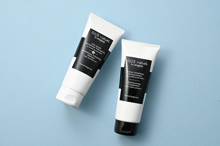 左から：私が感動したシスレーのヘア リチュアル ボリュマイジング シャンプー 200mL 9,680円。とヘア リチュアル コンディショナー 200mL 9,020円。なお、同ラインは2018年から発売。