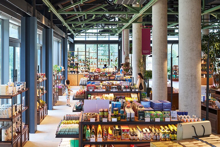 新鮮なローカルフードから、ファッション、ライフスタイル、アートなど、ショッピング体験も充実。独自にキュレーションされたアイテムが揃い、お土産探しにも便利。