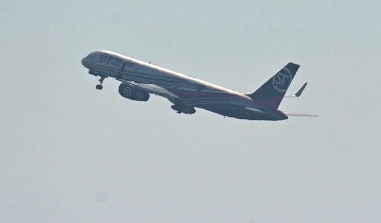 4頭のパンダをのせて関西国際空港を飛び立ったチャーター機。2025年6月28日（土）。