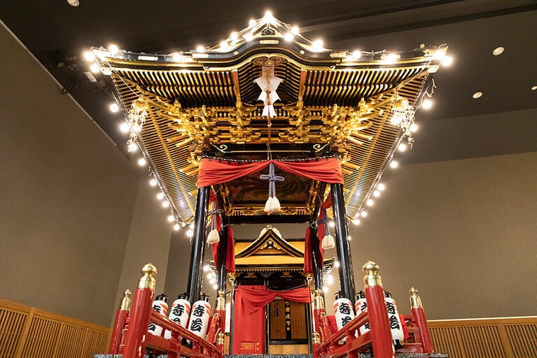 ［こまつ曳山交流館みよっさ］絢爛な装飾がほどこされた「お旅まつり」の曳山。間近で見ると迫力満点。