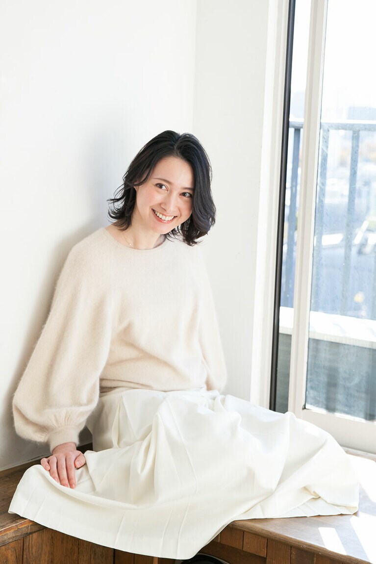 ベージュニット 21,000円(マルティニーク／マルティニーク ルコント ルミネ有楽町：03-5222-1758)