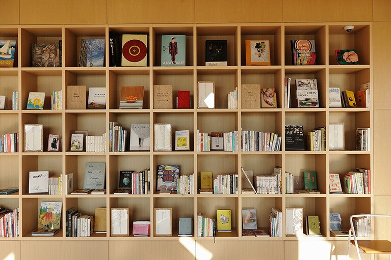 「オトナモコドモ コドモモオトナ」をテーマにしたライブラリー。