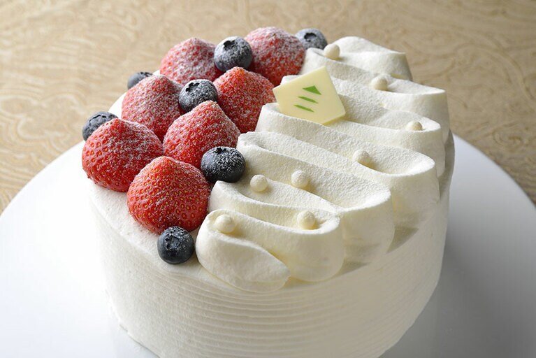 ホテル椿山荘東京「極 ガトー・オー・フレーズ」（直径約15cm、高さ約6cm／12,960円）。