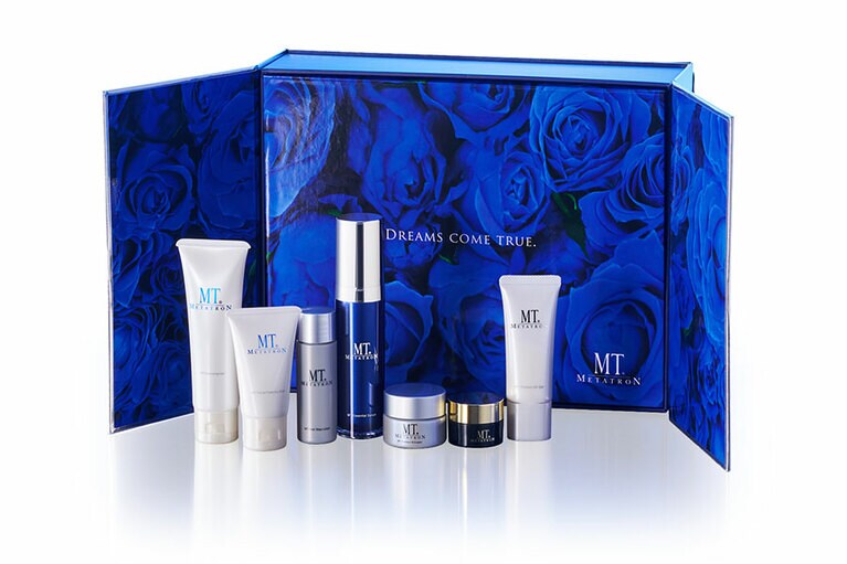 ＭＴメタトロン プレミアムコフレ 13,750 円。セット内容：ＭＴ クレンジング・ジェル50ml、ＭＴ フェイシャル・ フォアミング・ウォッシュ 30g、ＭＴ ファースト ステップ・ローション 30ml、同 エッセンシャル・ セラム 30ml(現品)、ＭＴ コントアBクリーム 10g、ＭＴ ステムアイクリーム 5g、プロテクト UV ジェル 15g。発売日：11月16日(火)