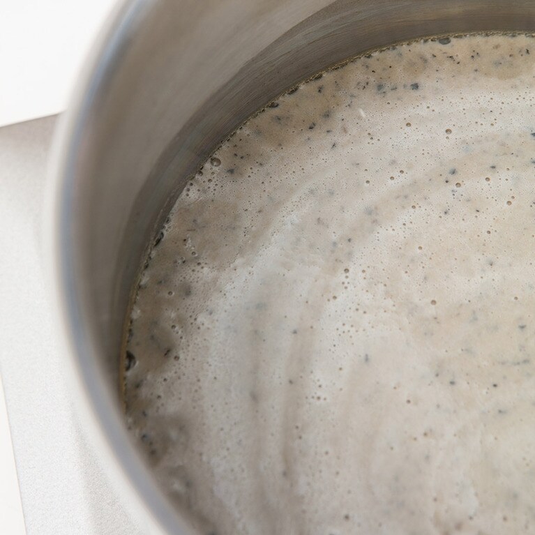 怖がって弱火にしないで中火で加熱します。