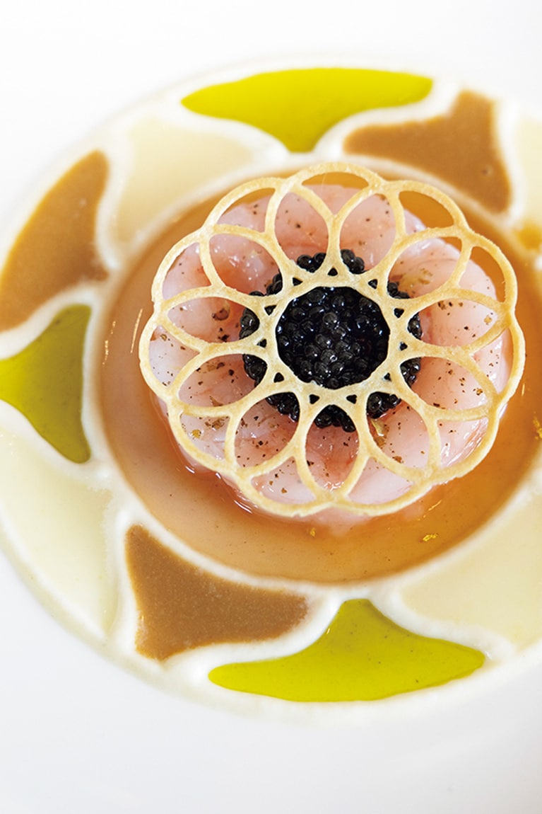 フィリップ・ミル氏のスペシャリテ「甘えびのタルタル ランスの大聖堂に敬意を」ステンドグラスのように美しいひと皿。