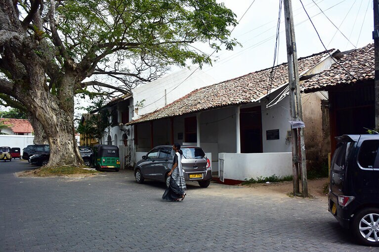 トゥクトゥクと日本の自動車が混在。サリー姿の女性も見かけ、いろんな文化や時代が交錯しているよう。