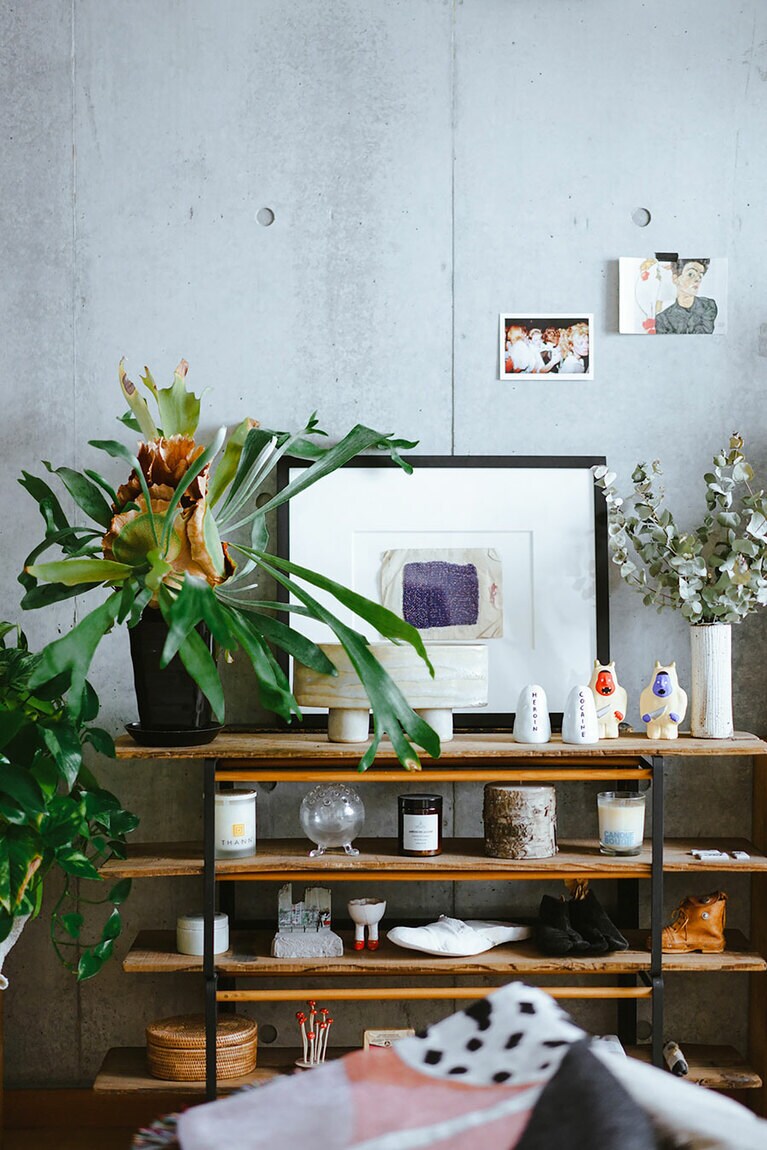 靴のデザイナーをしているA・Iさん。作品をオブジェやグリーンとともに棚にディスプレイしている。