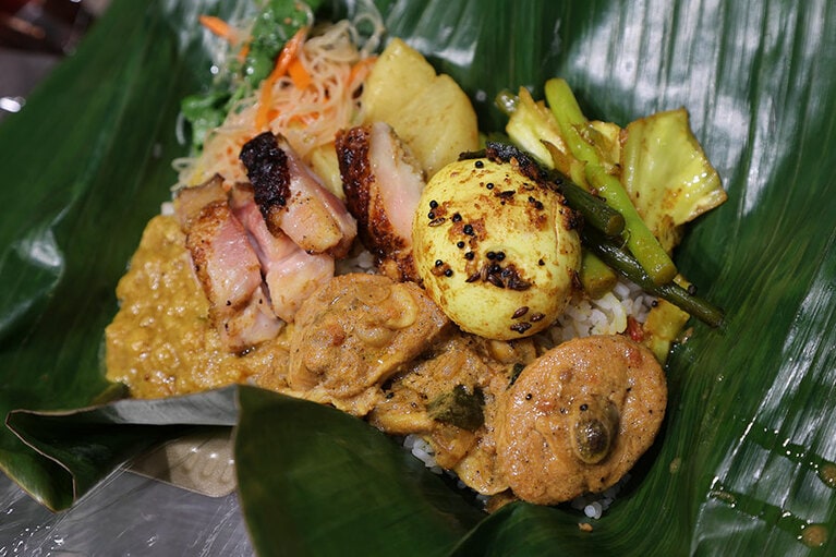 どの料理も持ち帰りOK。バナナの葉を皿にして食べると、これまたマレーシアに瞬間移動したような気分になる。