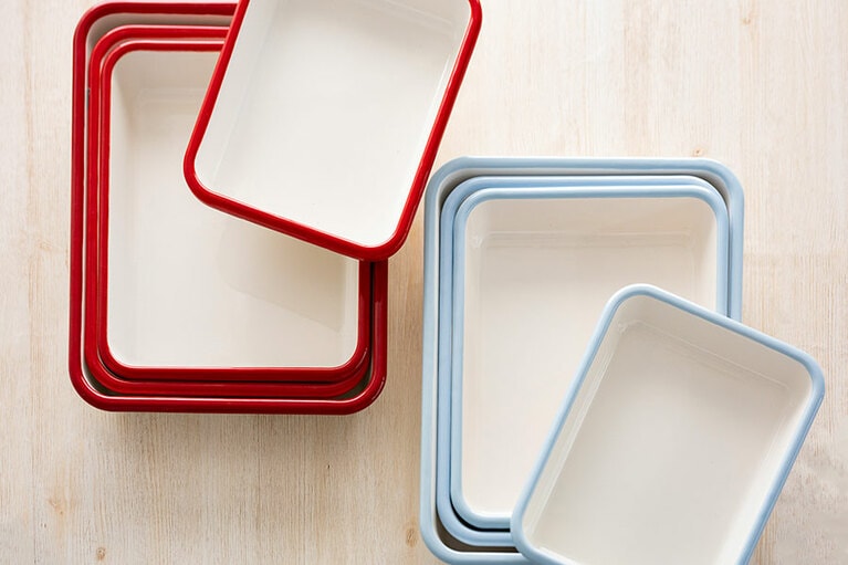 写真左から、レッド、ホワイト 各一番小さいサイズから、ホーローバットS 30取 1,430円、ホーローバットM 21取 1,650円、ホーローバットL 18取 1,980円、ホーローバットLL 15取 2,200円。