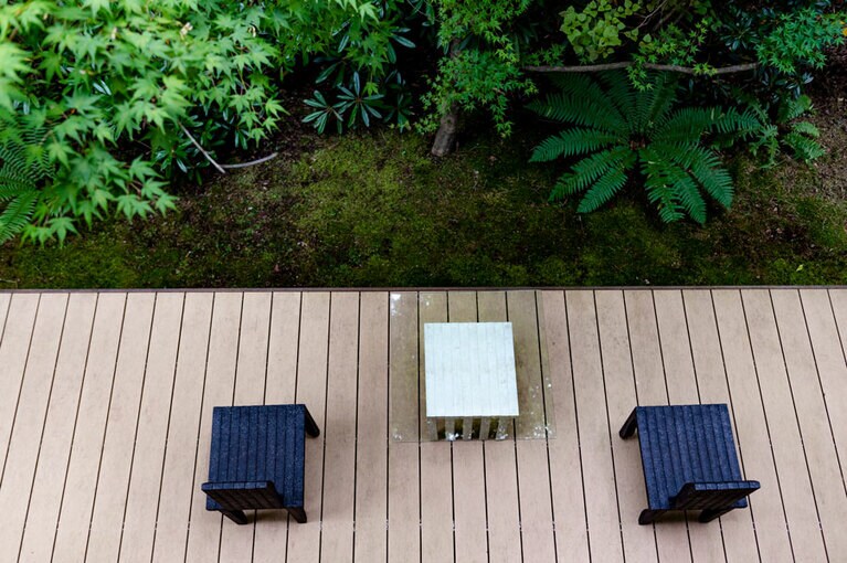 1階の客室専用テラス。買ってきたワインをここで一杯、なんて素敵。