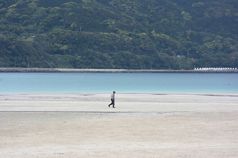 干潮になると、砂の海底が露出し、遠くまで歩いて行ける蛤浜海水浴場。