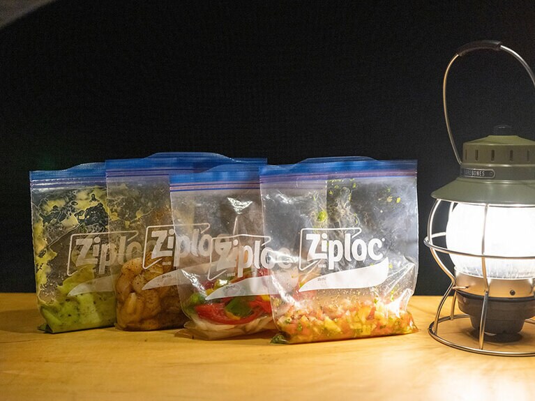 すべての料理の下準備はジップロックで完結！　洗い物を少なく済ませるのもアウトドアのコツ。