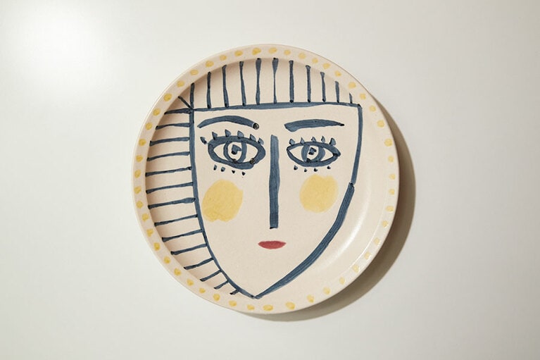 和田さんが作った器。「絵柄は私かしら？」とレミさん／撮影 邑口京一郎