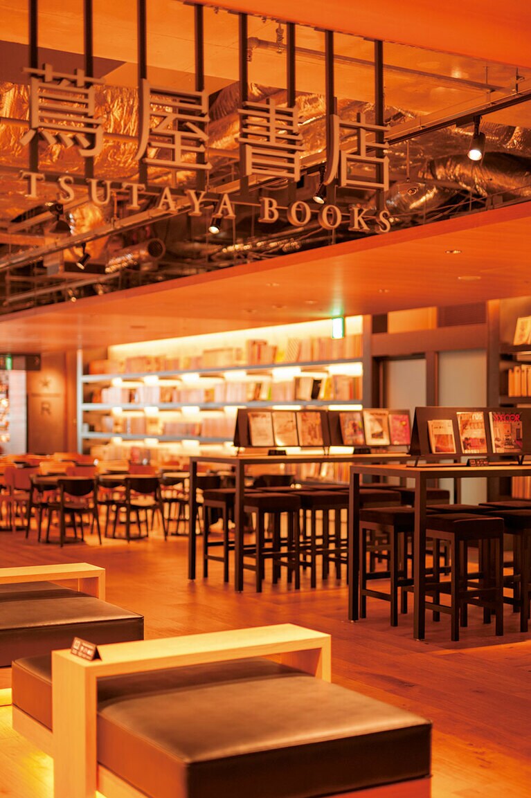 カフェの本棚には蔦屋書店が選書したアートブックが並ぶ。