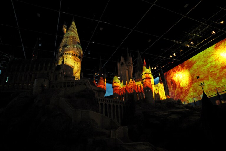 スクリーンとも連動した映像は大迫力。