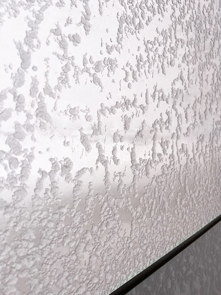 「 研ぎ澄ます、雪の妻有」 ⼭本 茜  「張り付く雪　車窓」 車窓には、たくさんの雪が張り付く。