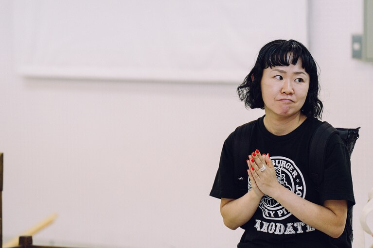 「忘れられてしまった記憶へ目を向けたい」ポッドキャスト演劇に挑戦するロロ・三浦直之が新作『まれな人』にかける思い。稽古風景。