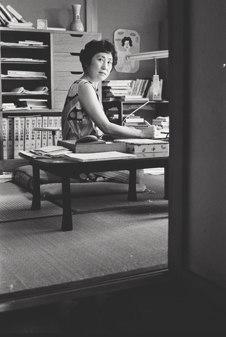 書斎で机に向かう佐藤さん。40代の頃。