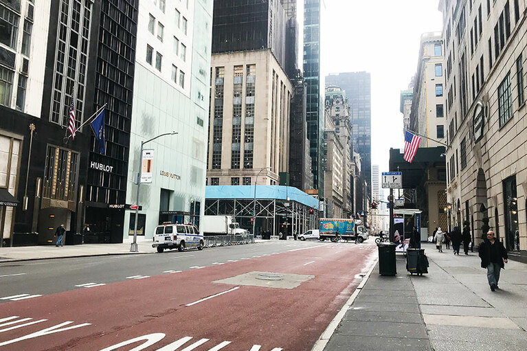 人がいなくなった5番街。ルイ・ヴィトンも、高級デパートのバーグドルフ・グッドマンも休業。Photo：Eri Kurobe