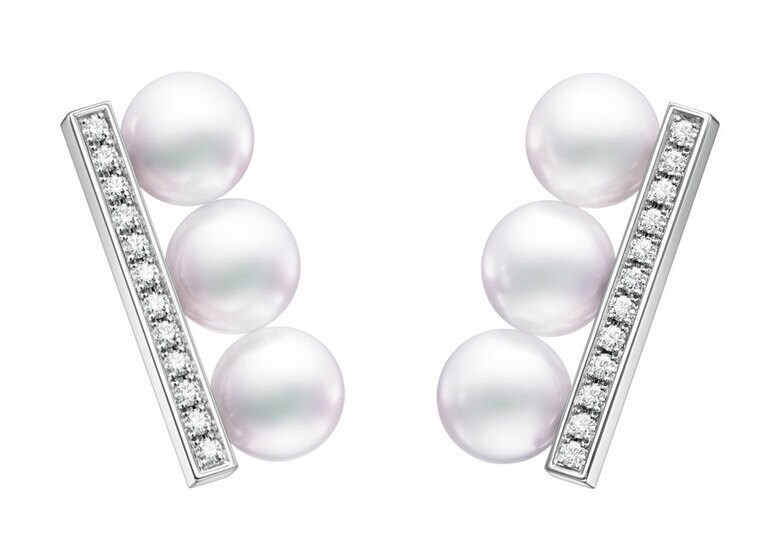 バランス ネオ イヤリング 18K ホワイトゴールド、あこや真珠、ダイヤモンド 643,500円。