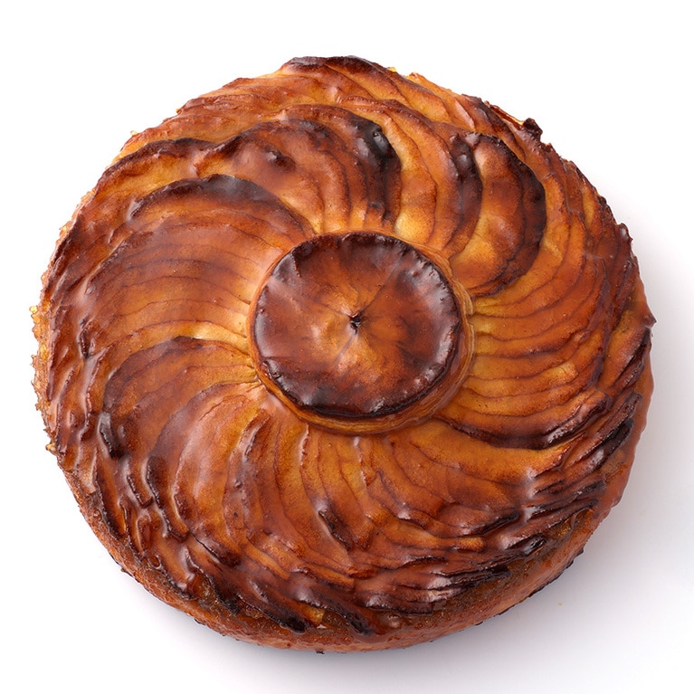 タルト・オー・ポム 3,150円。リンゴのコンポートの上にリンゴのスライスを美しく重ねて焼き込んだフランス定番のタルト。