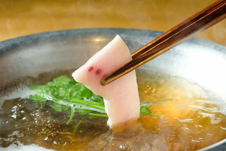 透明感のあるピンクがかったメカジキは、産地でしか味わえない鮮度のよさを物語っています。