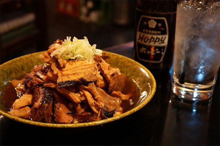 「魚のあら煮」。こっくり甘辛くにつけたアラの味わいがたまらない。ホッピーが進みます。　
