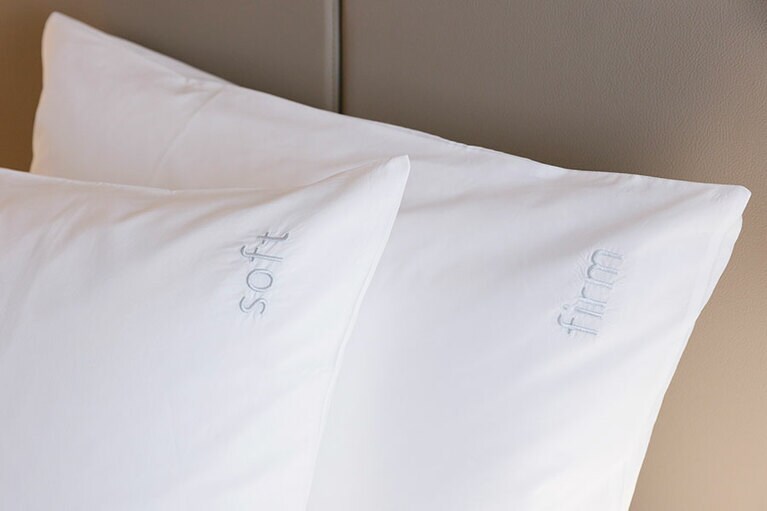 純白のリネンに包まれた2種の枕。