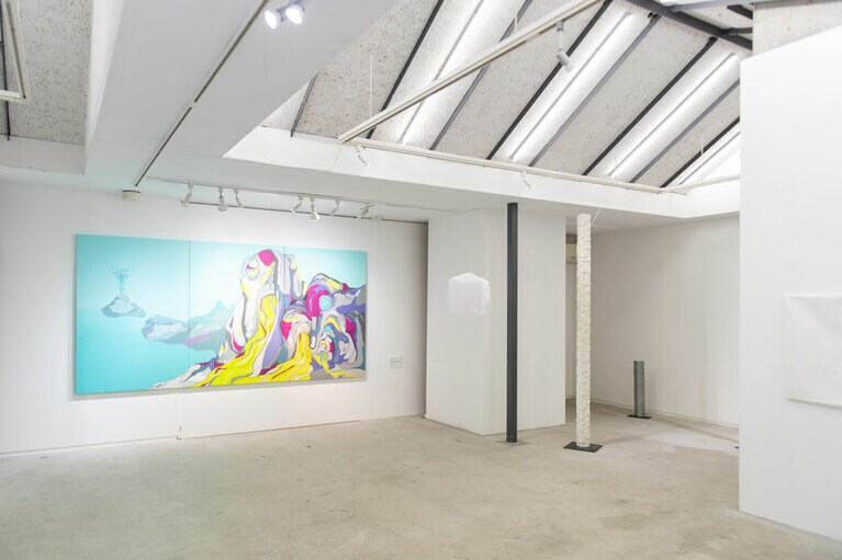 高架下スタジオSite-Aギャラリー内にある、アメリカ人アーティストのレイモンド・ホラチェックによる力強い作品。