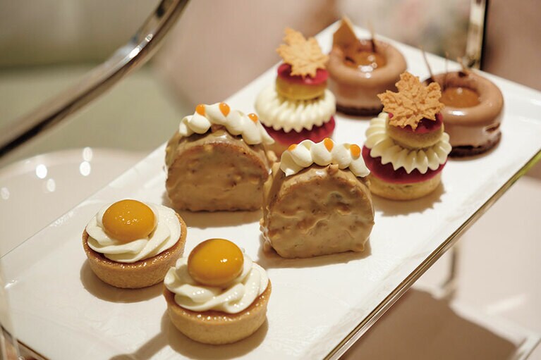 旬の素材を取り入れたスウィーツには、シェフパティシエの技と感性が凝縮。上品な甘さで上質な紅茶の美味しさを引き立てる。
