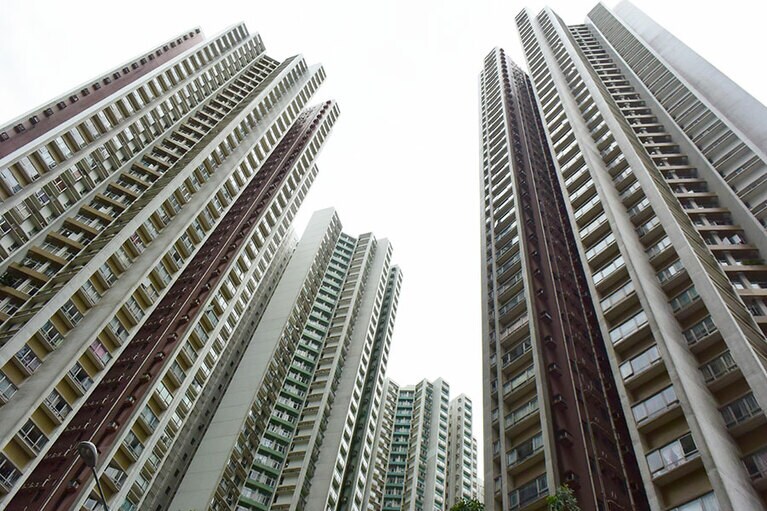 海怡半島駅の周辺は高層マンションが林立。アウトレットの「ホライズンプラザ」へは徒歩15分。